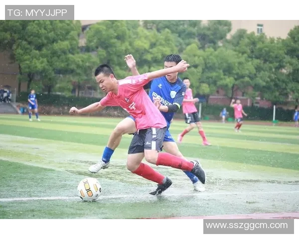 长发小球星绿茵场上的激情奔跑与青春风采展现